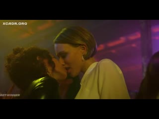 lesbian scene ivanna sakhno - hi-fi